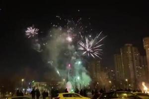 SPEKTAKULARNI VATROMET NA NEBU IZNAD NOVOG BEOGRADA: Tradicija traje, evo kako u blokovima dočekuju Srpsku novu godinu (KURIR TV)