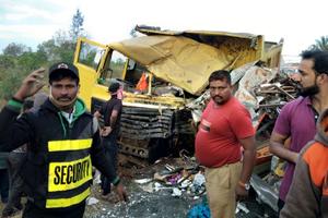 TRAGEDIJA U INDIJI: Najmanje 13 radnika poginulo dok su spavali pored puta! Pregazio ih je kamion nakon sudara sa traktorom