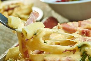 TESTENINA TETRACINI KOJOM SE ITALIJANI PONOSE: Kremasti sos, sočno meso i pečurke daju TOP kombinaciju (RECEPT)