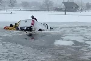 DRAMATIČNO SPASAVANJE, ZAVRŠILI POD LEDOM: Spasioci po snežnoj oluji izvukli ljude zaglavljene u vozilu kod Long Ajlenda! (VIDEO)
