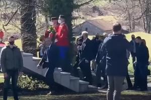 INCIDENT NA CETINJU: Vlada CG položila venac na grob kralja Nikole, demostranti skinuli TROBOJKU i zviždali! (VIDEO)