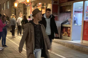 KURIROV PAPARACO: Glumac Ivan Jevtović uhvaćen u večernjoj šetnji centrom Beograda, a jednoj stvari nije mogao da odoli! (FOTO)