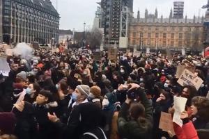 NEREDI U LONDONU: Uhapšene 33 osobe na protestima zbog vladinih mera