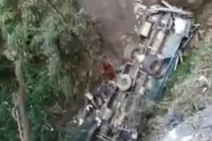 AUTOBUS SLETEO U PROVALIJU Stradalo 14 osoba, uzrok nesreće nemar vozača (FOTO, VIDEO)