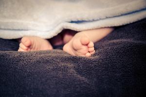 NAJMLAĐA MAJKA U BRITANIJI: Zatrudnela sa 10, rodila bebu sa 11 a porodica nije ni znala da je trudna