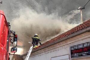 POŽAR U INĐIJI: Gori auto-plac, vatrom zahvaćeno 500 kvadratnih metara, 15 vatrogasaca na terenu VIDEO