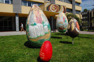PRAZNIČNI DAR UČENIKA OŠ U KRALJEVU: Ukrasili trg ispred Gradske uprave Vaskršnjim jajima, najveće ima 2 metra