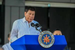 HAPSITE SVE KOJI NE NOSE MASKU: Duterte izdao naređenje policiji na sastanku na kojem samo on nije imao masku!