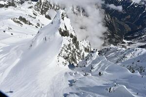 HOROR NA ALPIMA: Lavine usmrtile najmanje 10 osoba na planinama u Austriji i Švajcarskoj, među njima i TINEJDŽER (17)