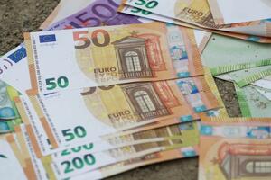 DINAR STABILAN: Evro danas 117,56 po srednjem kursu