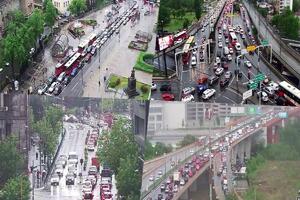 TOTALNI HAOS U BEOGRADU! Olujno nevreme pogodilo prestonicu, dok pešaci beže, saobraćaj u KOLAPSU! (VIDEO)