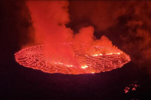 NEVEROVATNI SNIMCI VULKANA U KONGU: Lava stigla do aerodroma, narod evakuisan! Balkanski avanturista bio na krateru uoči erupcije!