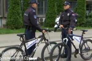 NOVI SAD UVEO NOVE POLICIJSKE PATROLE: Policajci čuvaju red i mir na biciklima! Videćete ih na keju i Štrandu (VIDEO)