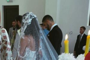 ALEKSANDAR I KRISTINA MITROVIĆ SE ZAKLELI NA VEČNU LJUBAV PRED BOGOM: Mlada BLISTA u venčanici u stilu LEDENE KRALJICE (FOTO)