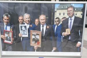 VUČIĆ NA BILBORDU U CENTRU MOSKVE: Postavili fotografiju na kojoj sa Putinom i Netanijahuom nosi sliku dede Anđelka (FOTO)