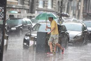 TOKOM VEČERI 7 GRADOVA NA UDARU GRMLJAVINSKIH OLUJA! Meteorolog najavio: Stižu nam olujni PLJUSKOVI! Kiša i u jednom delu Beograda