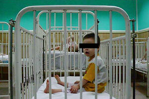 UŽASNO: Decu ometenu u razvoju drže u kavezima, sobe smrde na urin i fekalije!