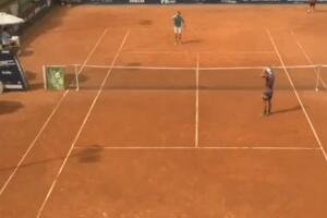 PAO MU MRAK NA OČI! Argentinski teniser TOTALNO POLUDEO posle poraza: Polomio zaštitno staklo i zamalo "ubio" sudiju! (VIDEO)