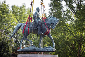 NASTAVLJA SE UBIJANJE AMERIČKE ISTORIJE: U Šarlotsvilu je uklonjen spomenik generalu Robertu Liju! VIDEO