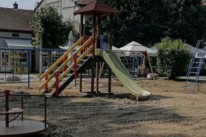 REKONSTRUKCIJA DEČIJEG IGRALIŠTA: Opština Varvarin brine o bezbednosti svoje dece