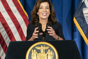 OD SIROMAŠNE DEVOJČICE DO UTICAJNE POLITIČARKE Ko je Keti Hokul koja će postati prva žena guverner Njujorka?
