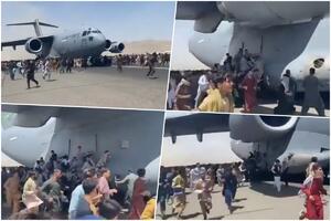 HOROR NA AERODROMU U KABULU Očajni ljudi spas traže u begu, kače se za avion i padaju sa neba u poletanju! UZNEMIRUJUĆI VIDEO