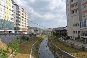 CRN DAN U TUTINU, IZA SEBE OSTAVIO ŽENU I TROJE DECE: Pošao u Beč da zaradi, vratio se u kovčegu, pao sa zgrade na kojoj je radio