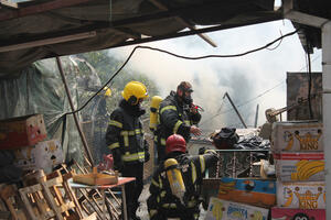 POŽAR NA KVANTAŠU U NIŠU: Ima povređenih, vatrogasci lokalizovali vatrenu stihiju (FOTO)