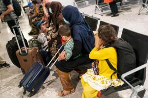 BILI SU BOSI I DRHTALI SU Avganistanske izbeglice stigle u Veliku Britaniju