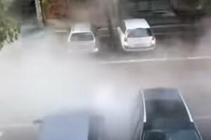 HAVARIJA U NOVOM SADU: Pukla toplovodna cev, na ulici kao u turskom kupatilu (VIDEO)