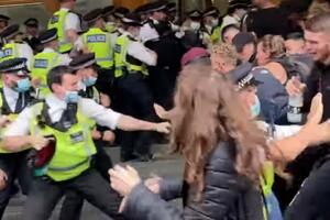 SUKOB POLICIJE I ANTIVAKSERA U LONDONU: Povređena 4 policajca! Demonstranti pokušali da upadnu u sedište Agencije za lekove! VIDEO