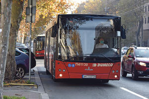 GOSPOĐA SE RASPIŠTOLJILA KAO KOD KUĆE: U autobusu "sa sve četiri uvis" uživala u vožnji na liniji 581! Putnici u neverici! (FOTO)