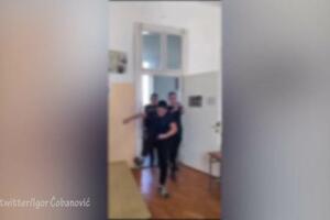 UPADAJU I RUŠE SVE PRED SOBOM! Snimak iz srpske škole šokirao sve, bahati đaci demolirali učionicu (VIDEO)