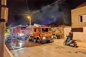 JAUCI U NIŠU: Ista kuća se danas 2 puta zapalila, jutros ugašen plamen na krovu, a večeras izgorela skroz do temelja (FOTO/VIDEO)