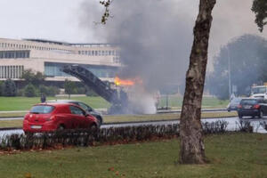 KULJA DIM KOD PALATE SRBIJA: Zapalila se mašina, čekaju se VATROGASCI (FOTO)