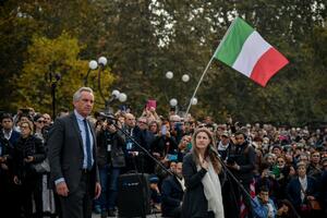 PROTESTI U ITALIJI Antivakserski guru Kenedi mlađi svojim govorom zapalio masu u Milanu: Kovid potvrde su instrument kontrole!