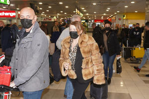 VIKI I TAŠKE UHVAĆENI NA AERODROMU: Pevačica u neprepoznatljivom izdanju BEZ ŠMINKE I SA MASKOM! (FOTO)