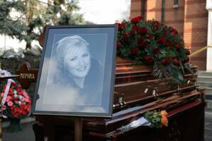 MARINKOVA UDOVICA PRVI PUT U JAVNOSTI POSLE SMRTI MUŽA: Došla sa snajkom sva u crnom na sahranu Merime Njegomir