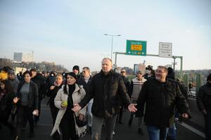 HIJENE! ĐILAS DOŠAO MEĐU DEMONSTRANTE DA SE OKORISTI: Lider SSP bi da obriše svoju ružnu prošlost, okupljeni ga izviždali!