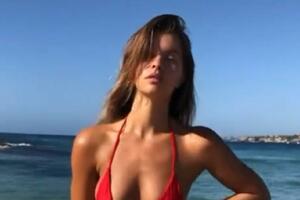 8.000.000 LJUDI SE ISKIDALO OD SMEHA: Devojka u oskudnom bikiniju pozirala na plaži, ali onda se pojavio NEZVANI gost! VIDEO, FOTO