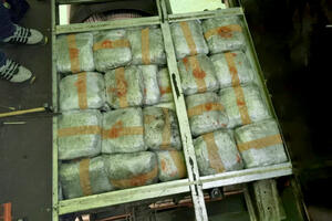 ZAPLENJENO 155 KILOGRAMA MARIHUANE: U bunkeru kamiona otkriveni paketi sa drogom