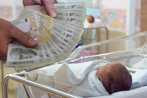 NA RAČUNE VAM LEŽE SKORO 3.000 EVRA! Prve mame od države dobile po 300.000 za prvo dete