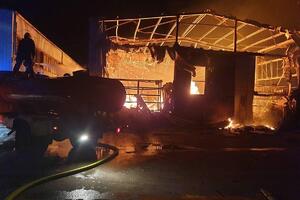 GORI HANGAR FABRIKE RADOJE DAKIĆ U PODGORICI: Ogromni plamen kulja iz nekadašnje fabrike! Ekipe na terenu! (VIDEO)