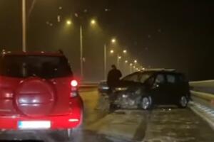 KARAMBOL NA MOSTU BEŠKA: U žestokom sudaru uništena dva automobila, saobraćaj u zastoju