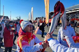 LUO DŽIHUAN (80) PONEO PLAMEN: Počela trodnevna štafeta olimpijske baklje u Pekingu