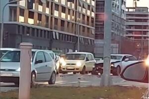 NASRED ULICE 2 RAZLUPANA AUTOMOBILA: Opšti saobraćajni haos u Novom Beogradu (VIDEO)