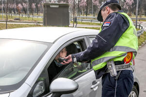 VOZIO SA VIŠE OD 2 PROMILA ALKOHOLA U KRVI: Vozač u Sokobanji sleteo sa puta, udario u ogradu, parkirani auto pa pobegao