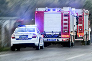 TRI AUTOMOBILA IZGORELA U LAZAREVCU: Vatra krenula od "pežoa" pa zahvatila i druga vozila? (FOTO)