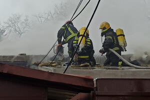 ŽENI NIJE BILO SPASA: Požar zahvatio prostoriju i krovnu konstrukciju kuće u Vranju