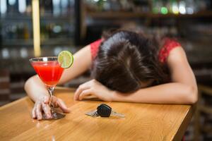 MODA BRZOG ISPIJANJA PIĆA NAJČEŠĆE DOVODI DO TROVANJA: Alkohol i tinejdžeri u prazničnom raspoloženju